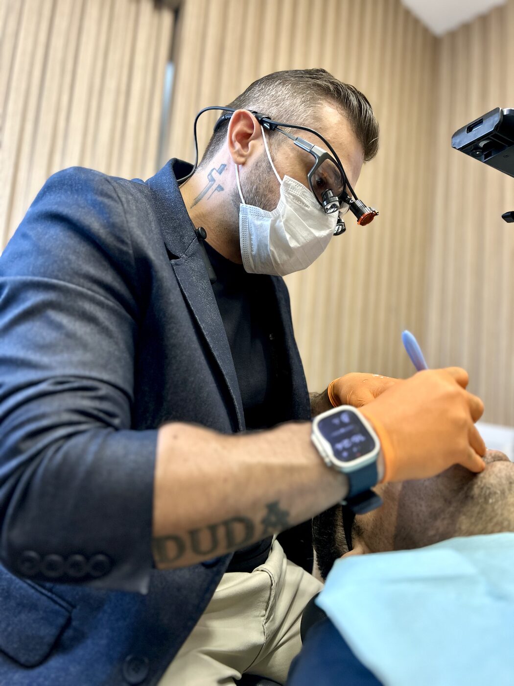 Dr. Marlon Scharf atendendo paciente